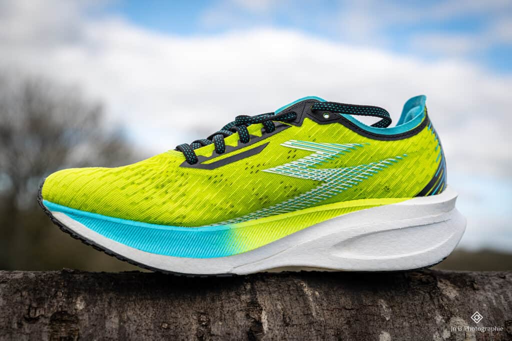 chaussure avec plaque carbone amorti semelle intermédiaire
