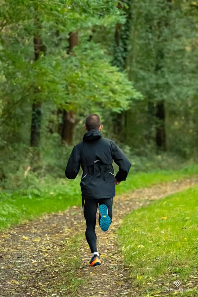 coureur portant des chaussures de trail 361 Futura
