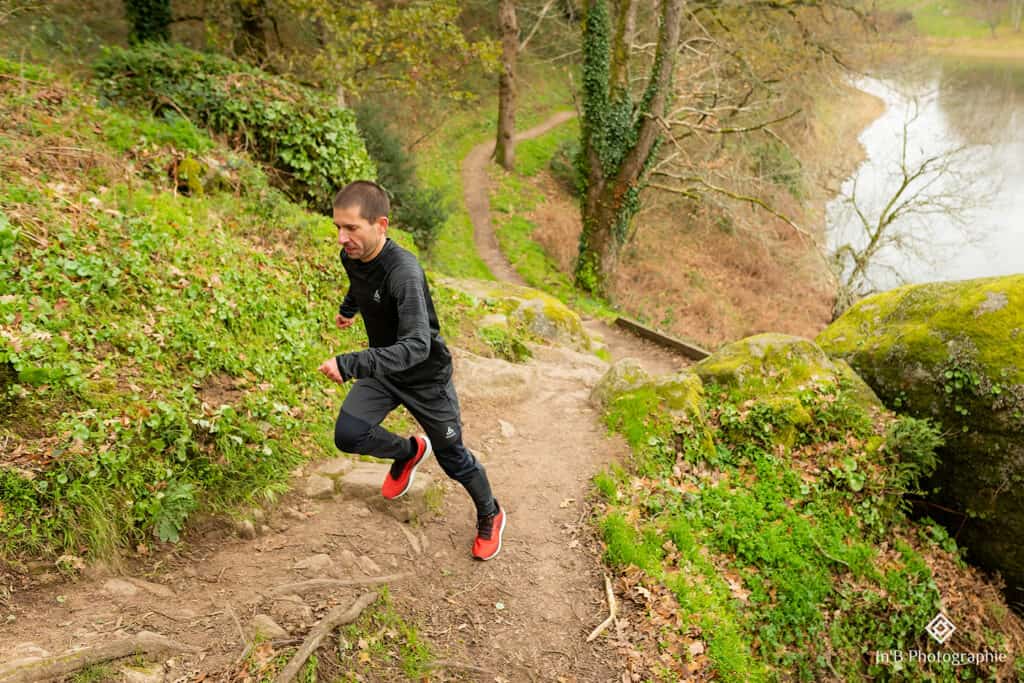 coureur portant des chaussures de course 361 Spire 5