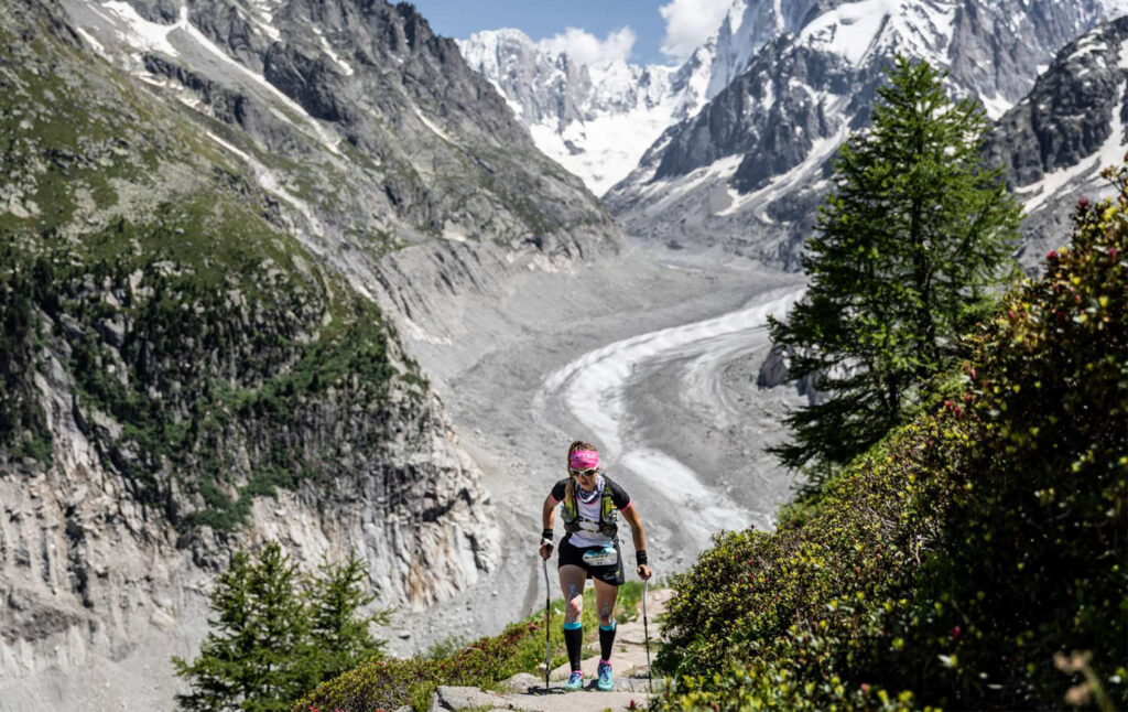 coureur sur une piste de 42 km sur le marathon du Mont Blanc 2022