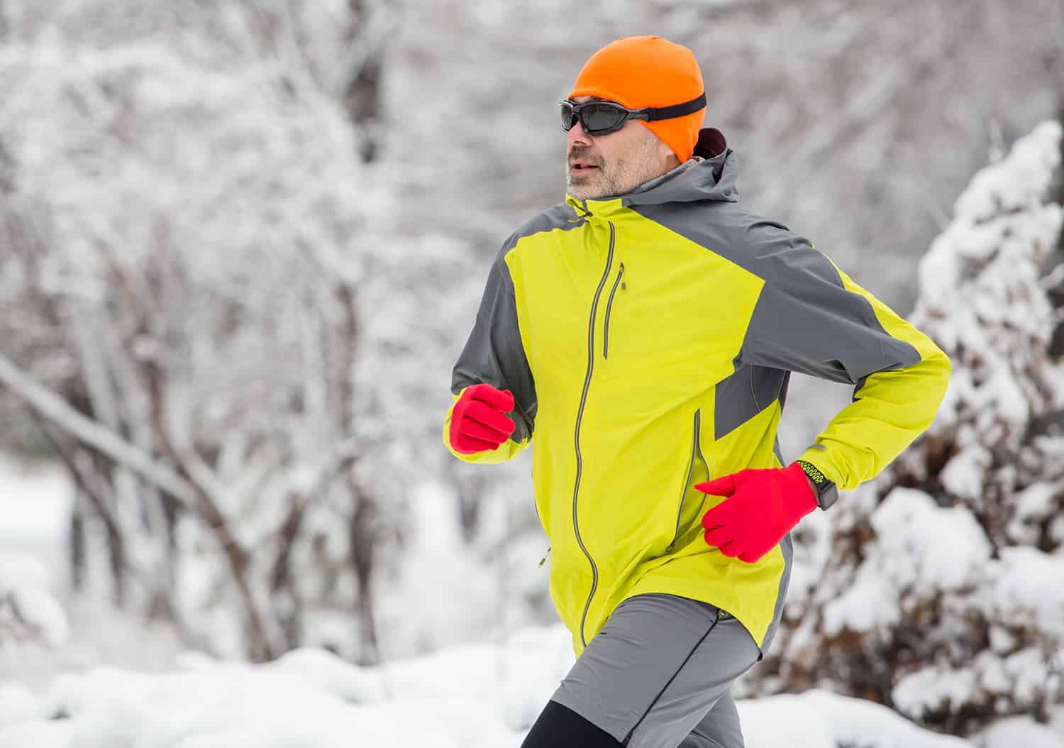 homme portant des gants rouges pour courir