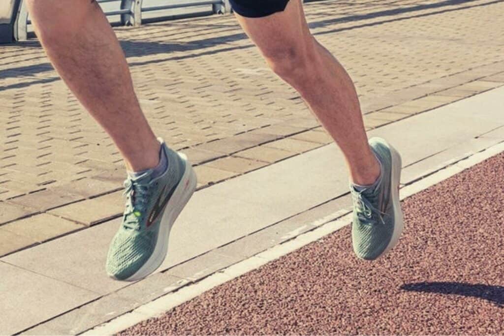 coureur portant le Brooks Hyperion Elite 3