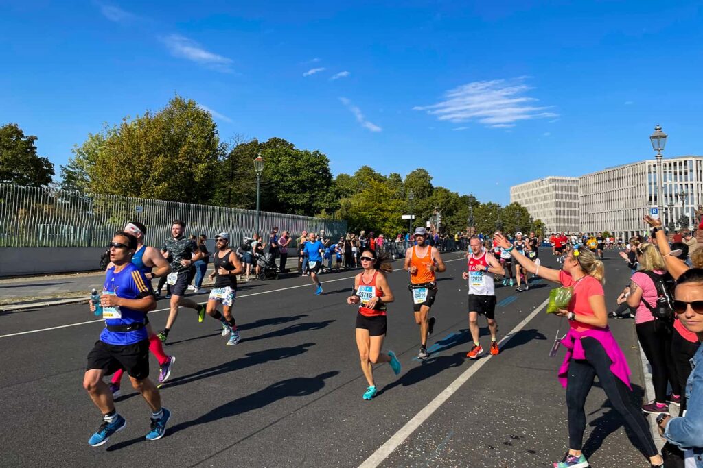 Les participants et supporters emplissent les rues de Berlin