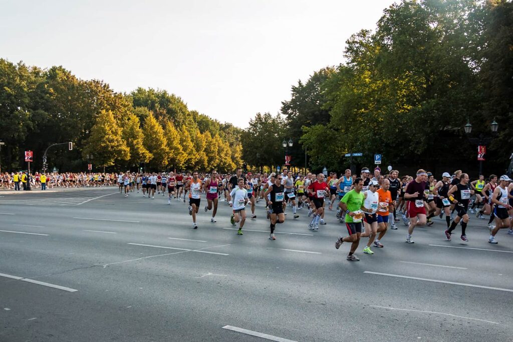 Le peloton de coureurs parcourt les rues de la ville