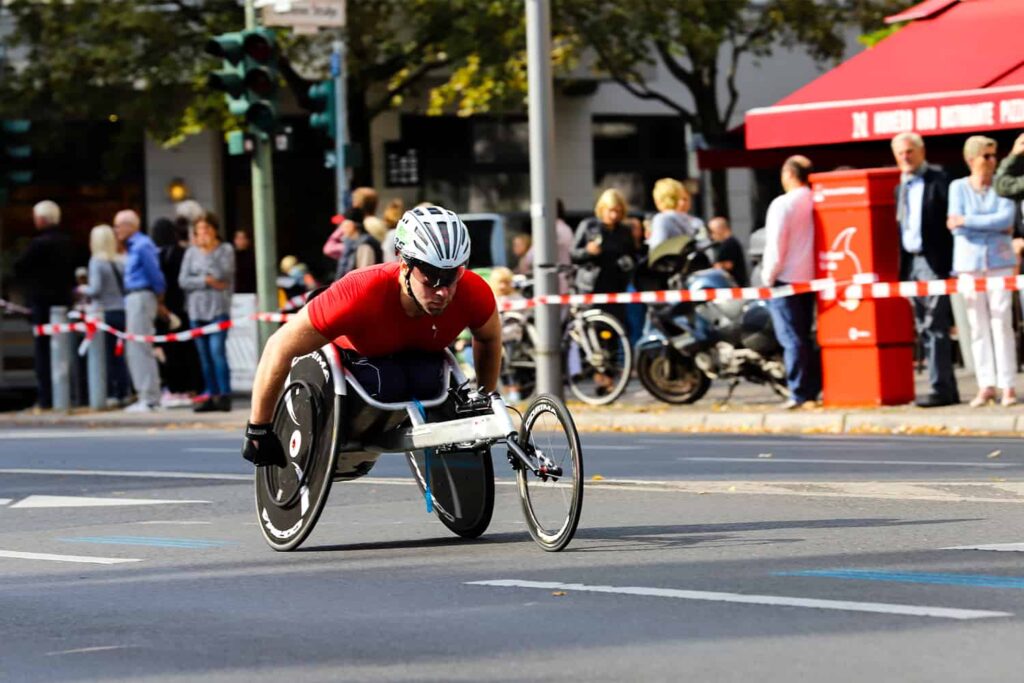 Un athlète en fauteuil roulant