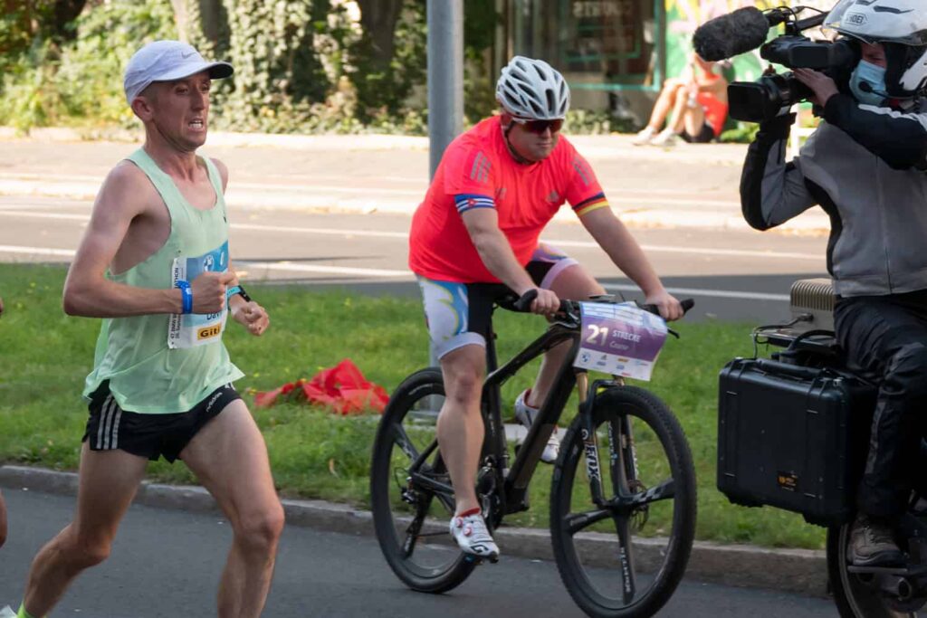 Un cycliste et un runner à berlin lors de la course