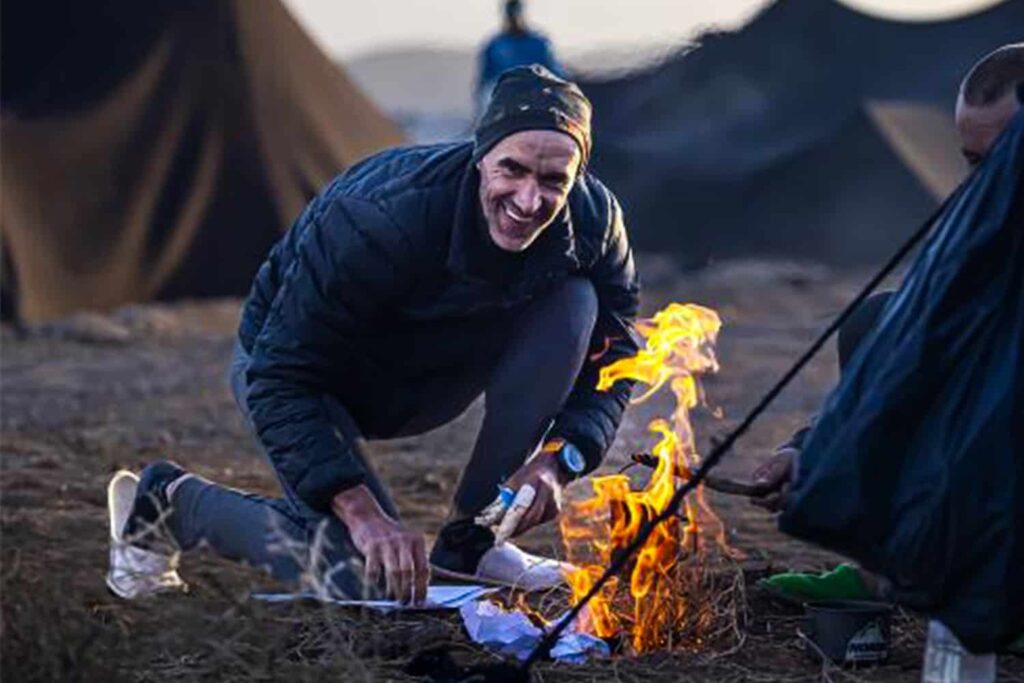 Un feu allumé dans le camp pendant le Marathon des Sables (humidité ambiante)