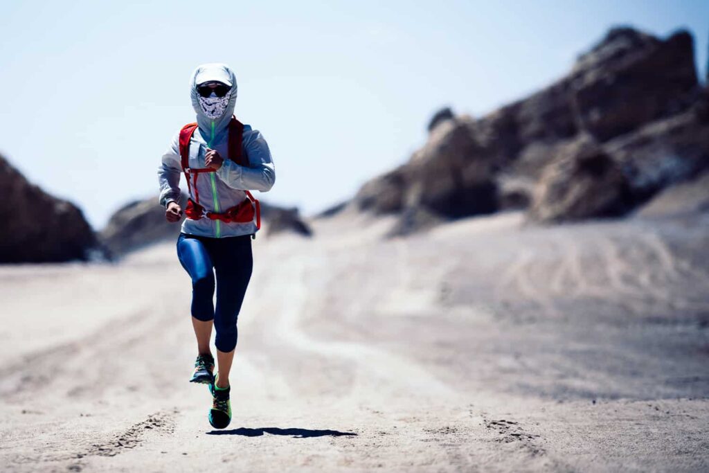 Une coureuse de marathon équipée pour affronter le sable du désert. Une expérience ardue en autosuffisance.