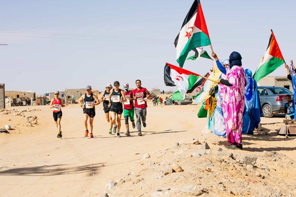 Des runners et des supporters le long du parcours traversant le Sahara (édition 2022)