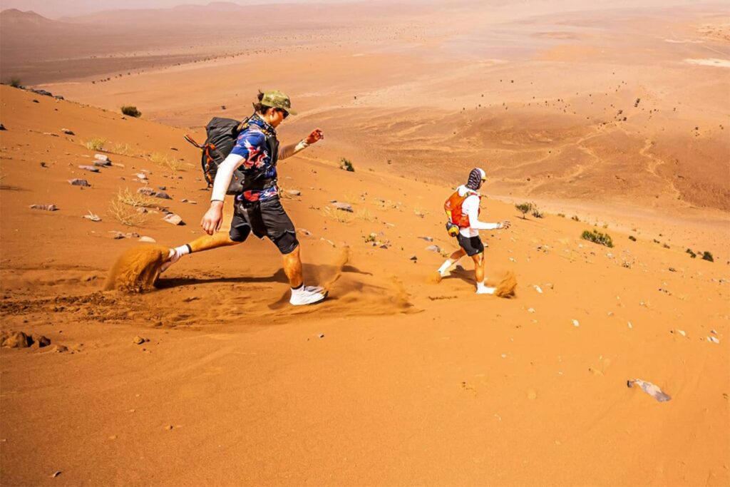 Des coureurs qui courent dans les dunes (éditions du MDS). Cette course demande un bon niveau de préparation.