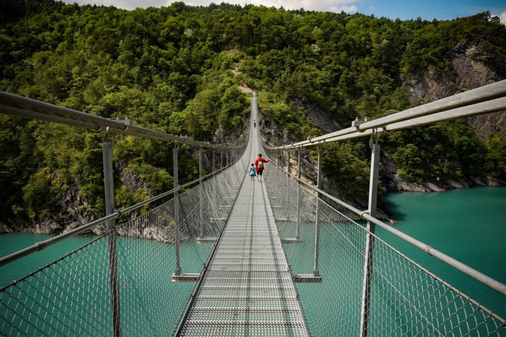 Vue plongeante sur l'une des passerelles à Ebron