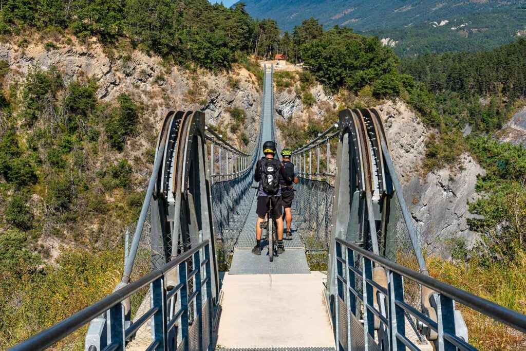 Des trailers sur le point de prendre l'une des passerelles d'Ebron