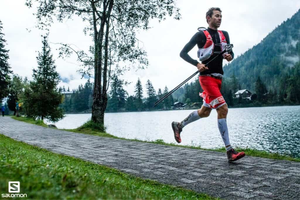François D'Haene courant sur la route lors de l'une des ses traversées trail
