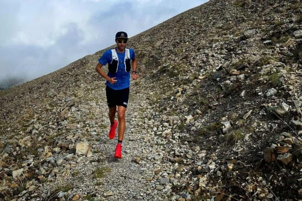 François D'Haene le géant du trail courant sur un sentier de montagne 