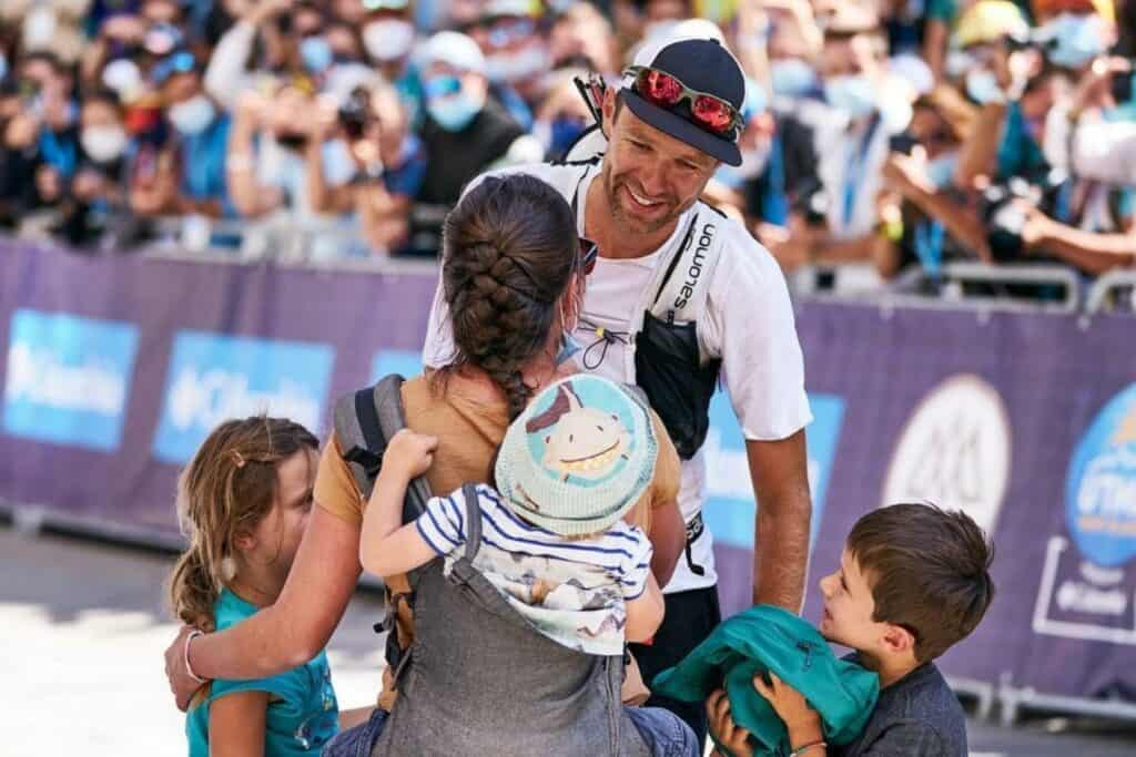 François D'Haene avec sa femme et ses enfants lors de la victoire du traileur