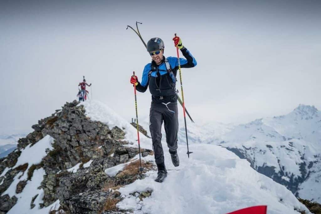 François D'Haene escaladant une montagne à skis en hiver 