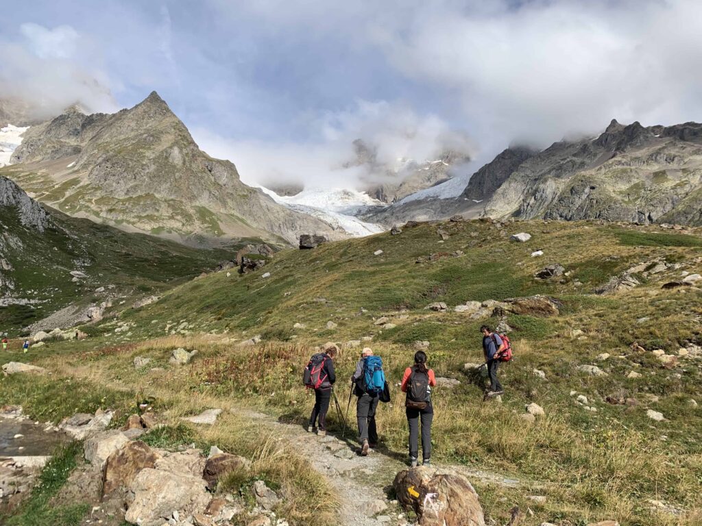 Marcheurs qui font le Tour du Mont Blanc en chaussures de randonnée
