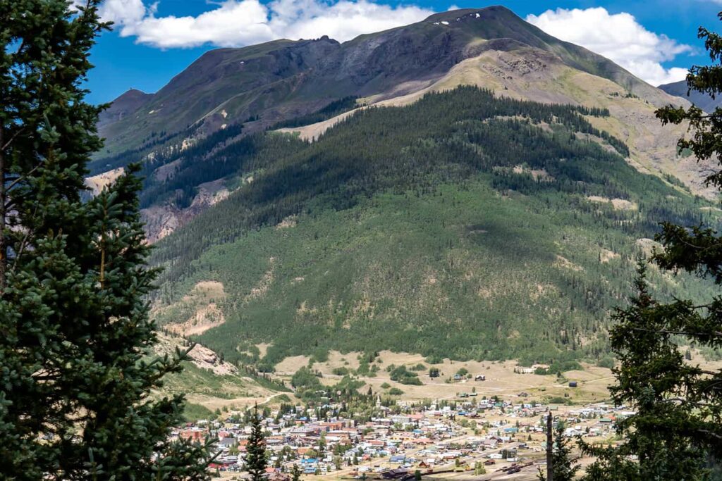 La ville de Silverton, qui accueille le départ et l'arrivée des trailers du Hardrock 100
