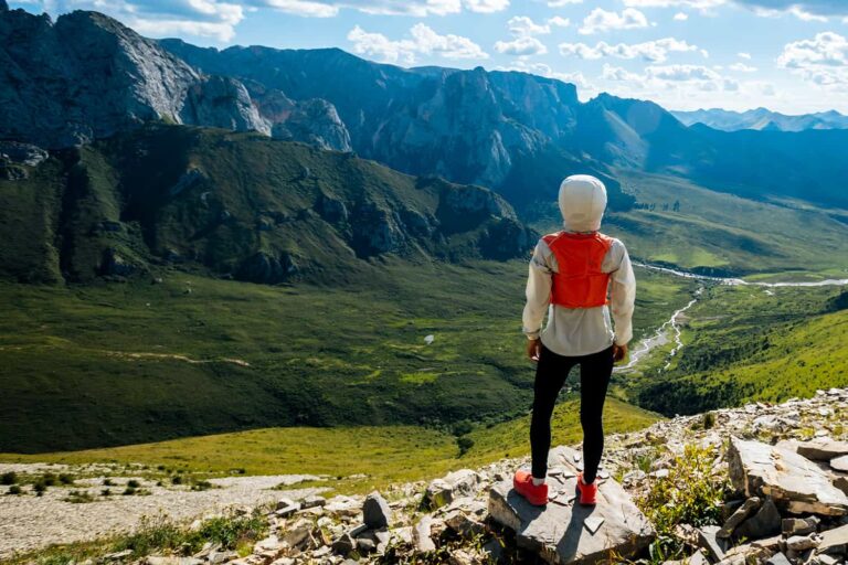 Trailer admirant l'incroyable vue sur les montagnes et les environs