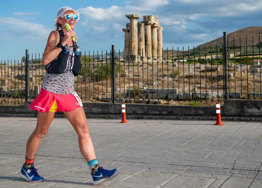 Un trailer passant devant les ruines durant le Spartathlon