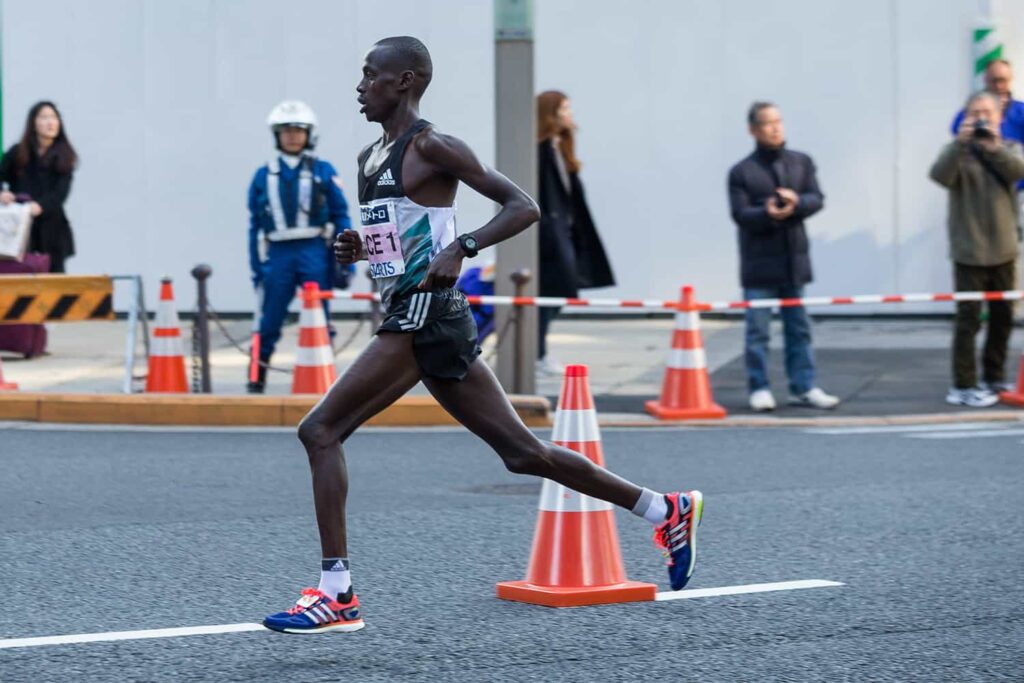 Un coureur dans les rues de Tokyo