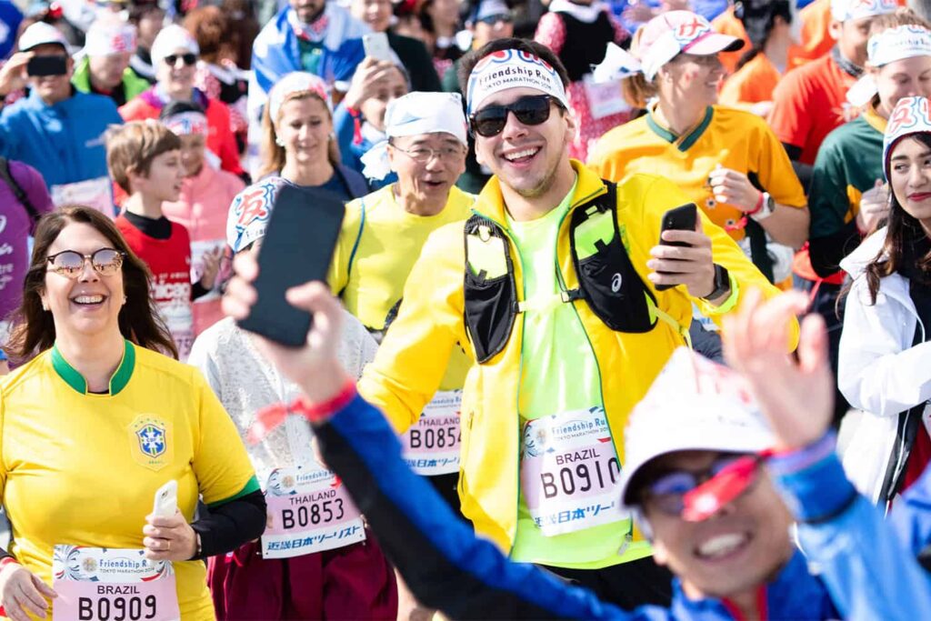 Des coureurs du monde entier participant à la Friendship Run au Marathon de Tokyo
