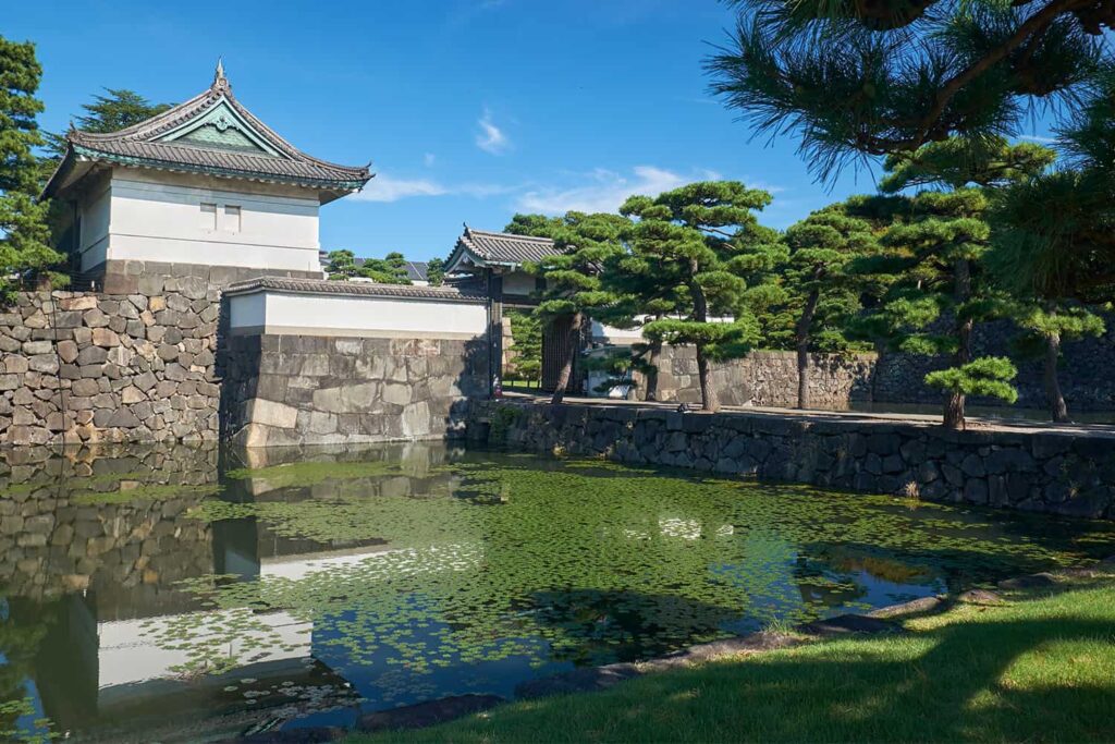 Le Palais Impérial de Tokyo depuis l'extérieur, avec la porte de Kikyo-Mon