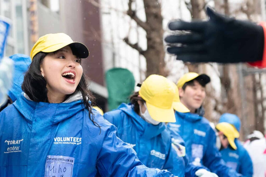Des volontaires intervenant lors du Marathon de Tokyo 2019