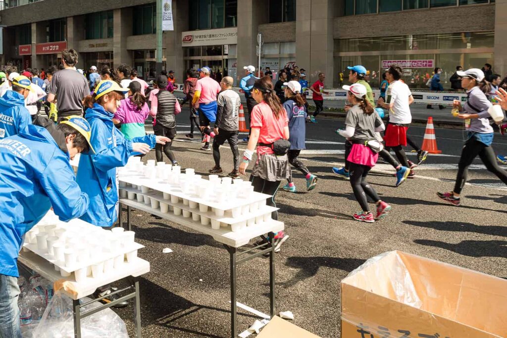 Vue sur les coureurs et les volontaires lors du Marathon de Tokyo