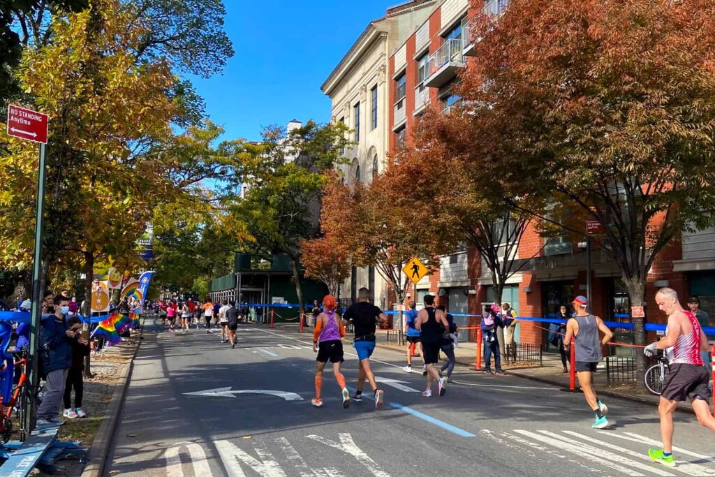 Passage des coureurs du Marathon de New York au niveau du parc Marcus Garvey
