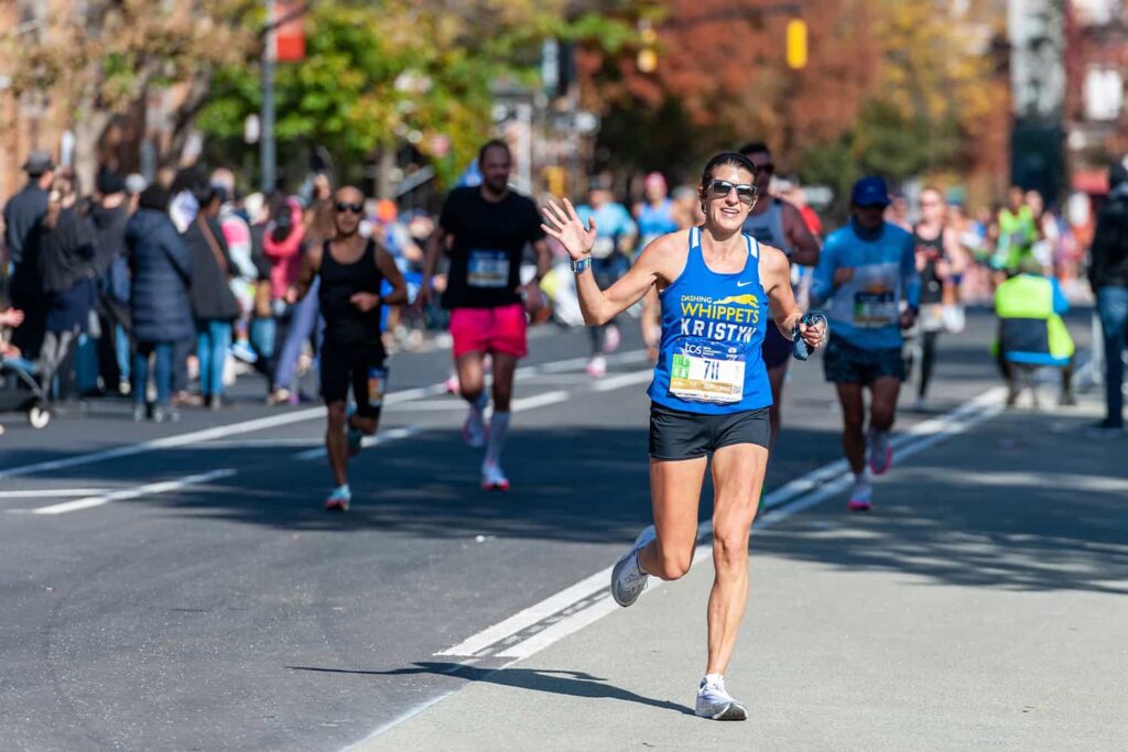 Le coureur d'un semi-marathon en t-shirt passent au niveau du parc Mount Morris