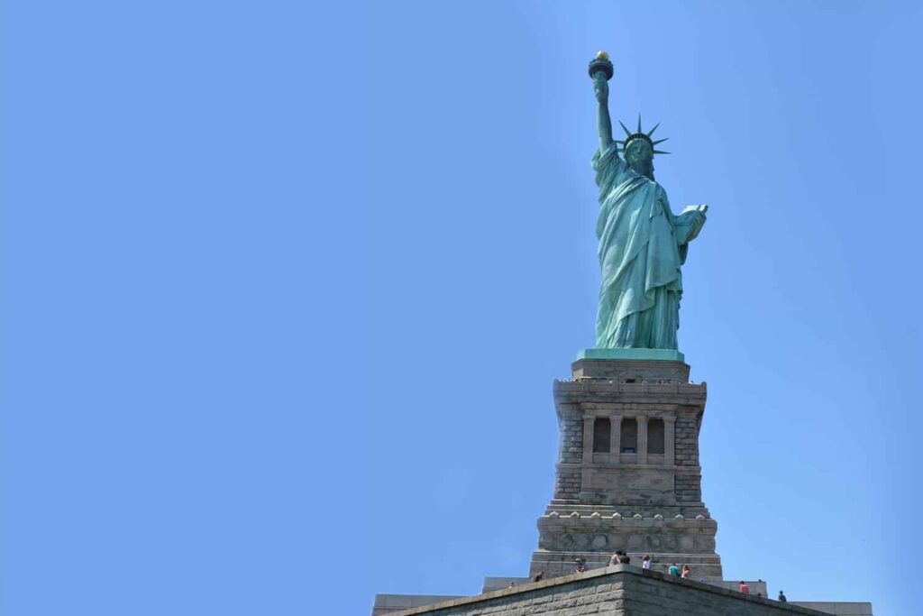 Vue sur la Statue de la Liberté sous un ciel bleu