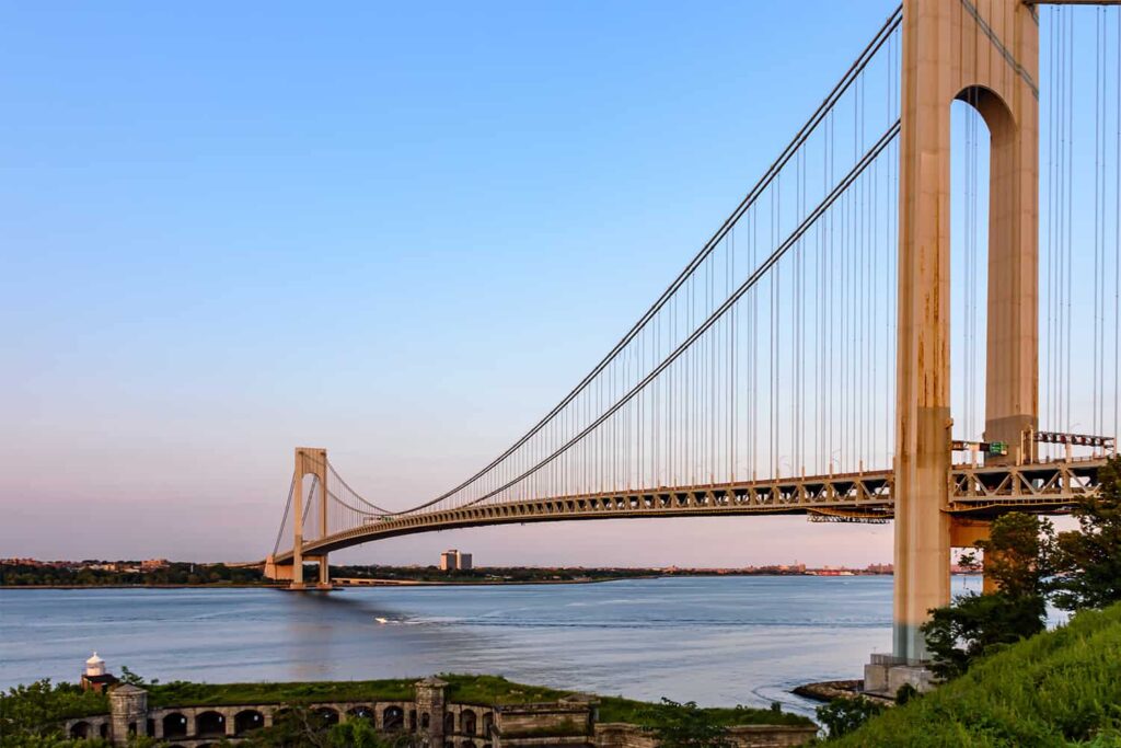 Vue sur le pont Verrazzano Narrows reliant Brooklyn et Staten Island