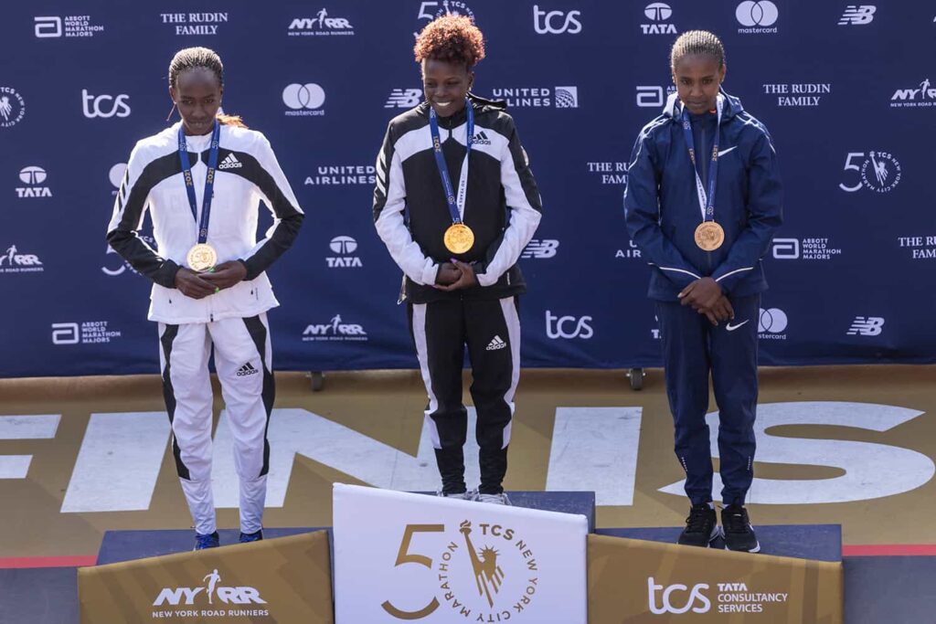 Le podium des vainqueurs lors de la 50ème édition du Marathon de la ville de New York
