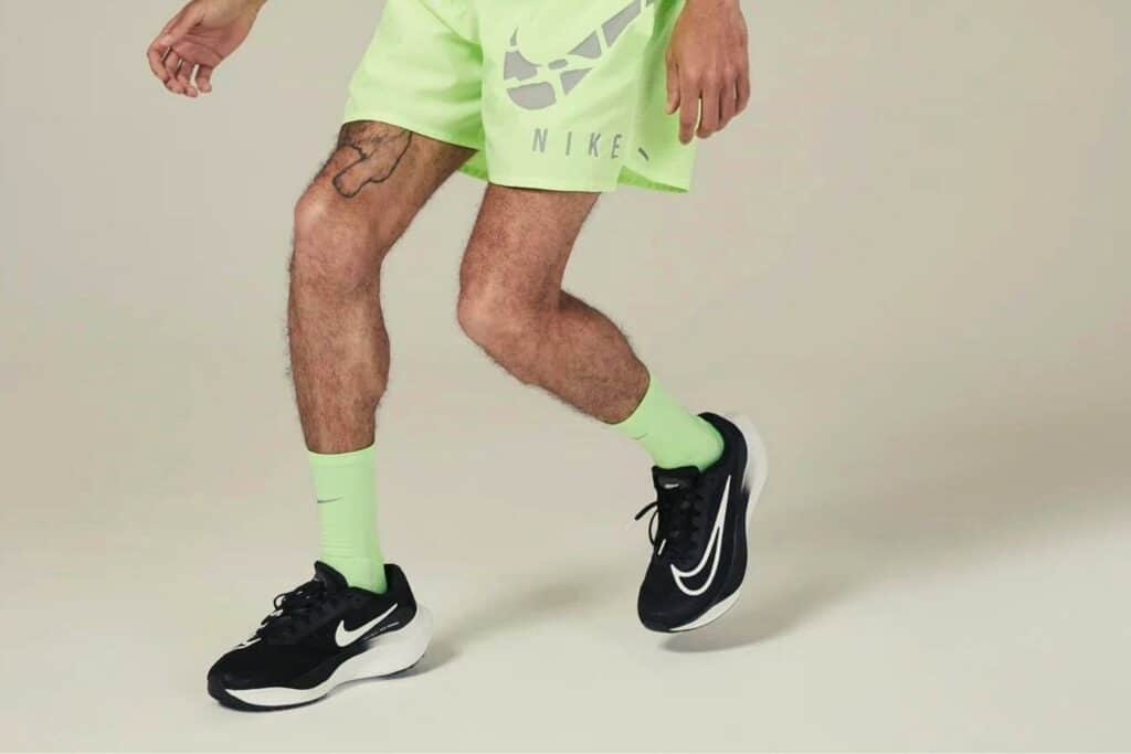 coureur qui porte les Nike Zoom Fly 5 chaussures de course à pied