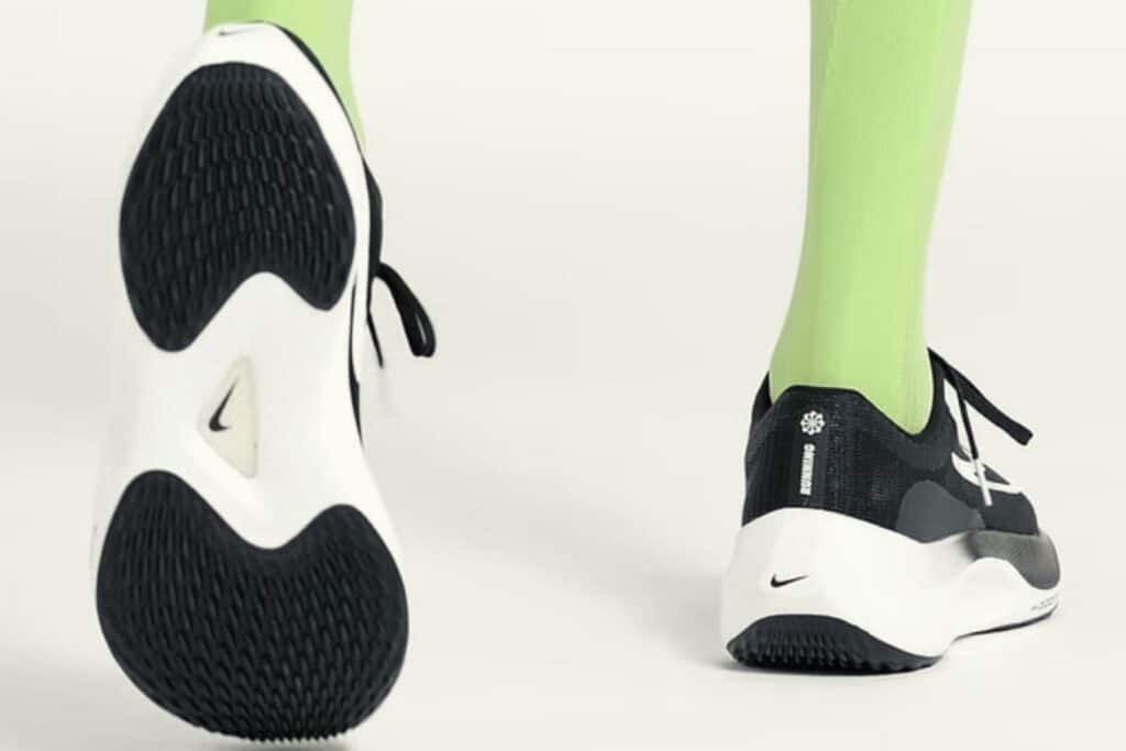 vue du dessous de la chaussure Nike Zoom Fly 5 aux pieds d'un coureur