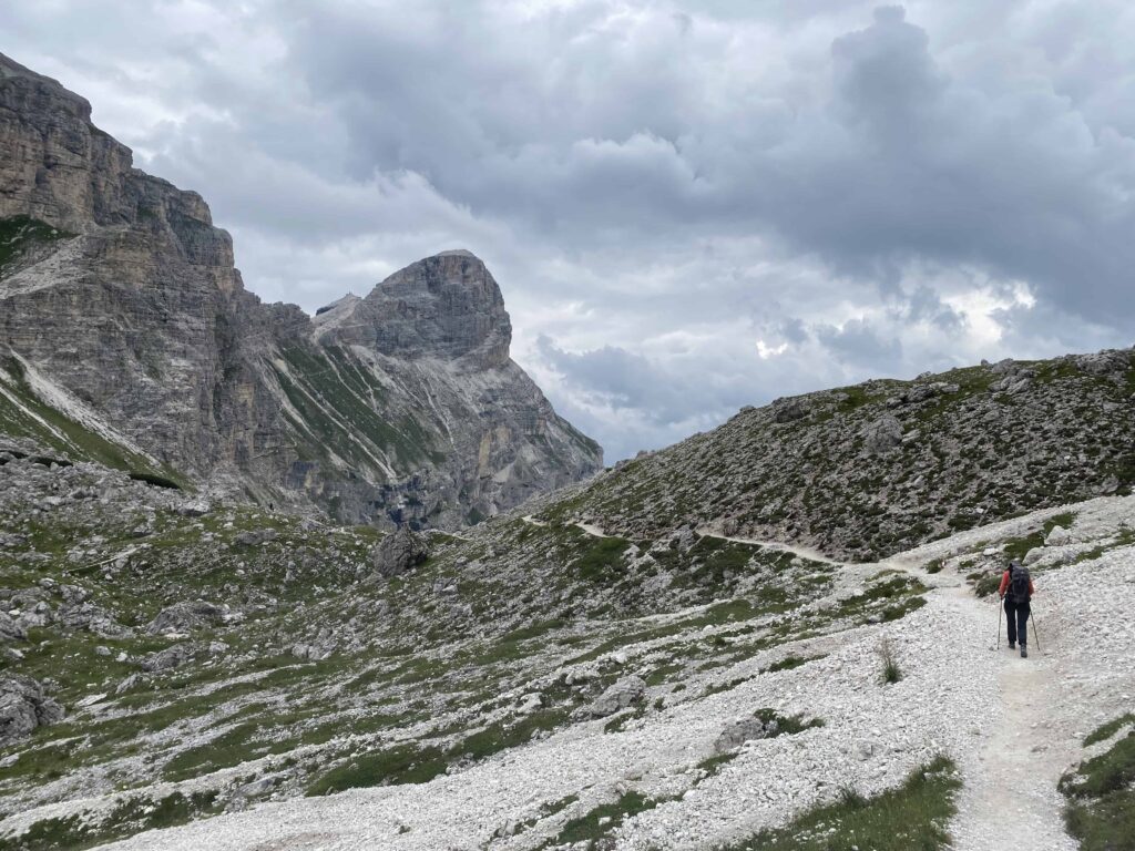 Randonneuse avec chaussures de randonnée femme Dolomites