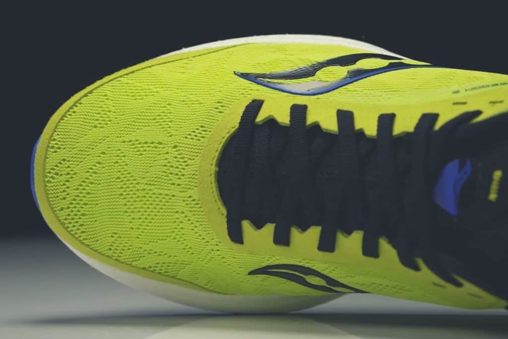 Saucony Freedom 5 vue du coup de pied et avant de la chaussure