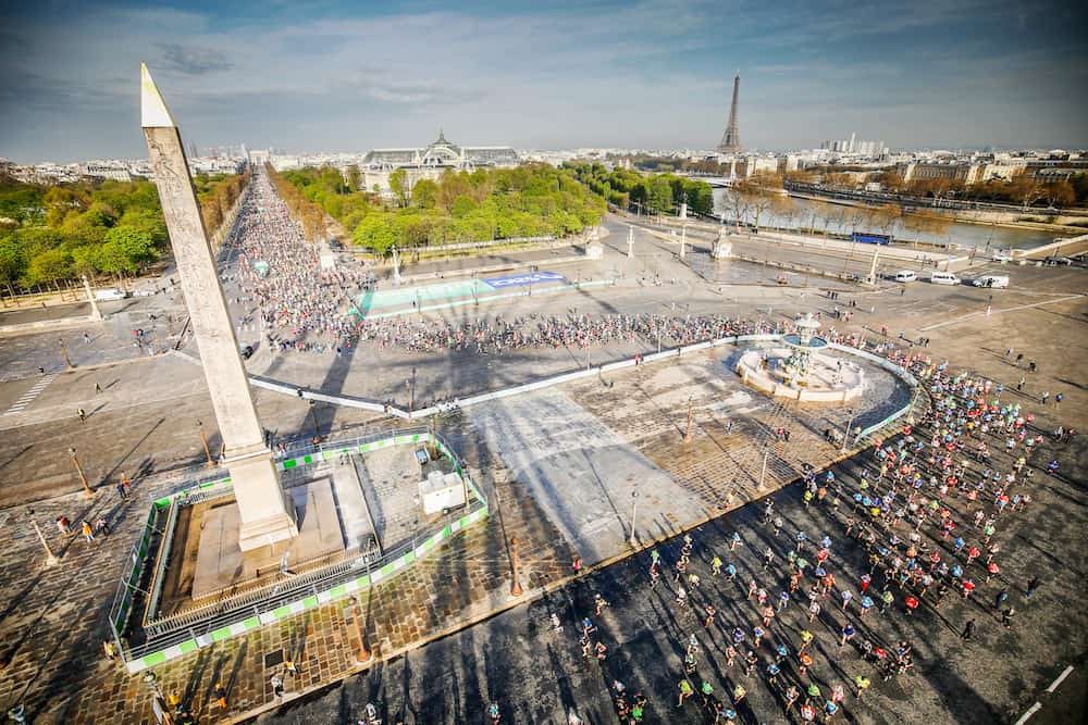 Passage coureurs sur la place de la Concorde