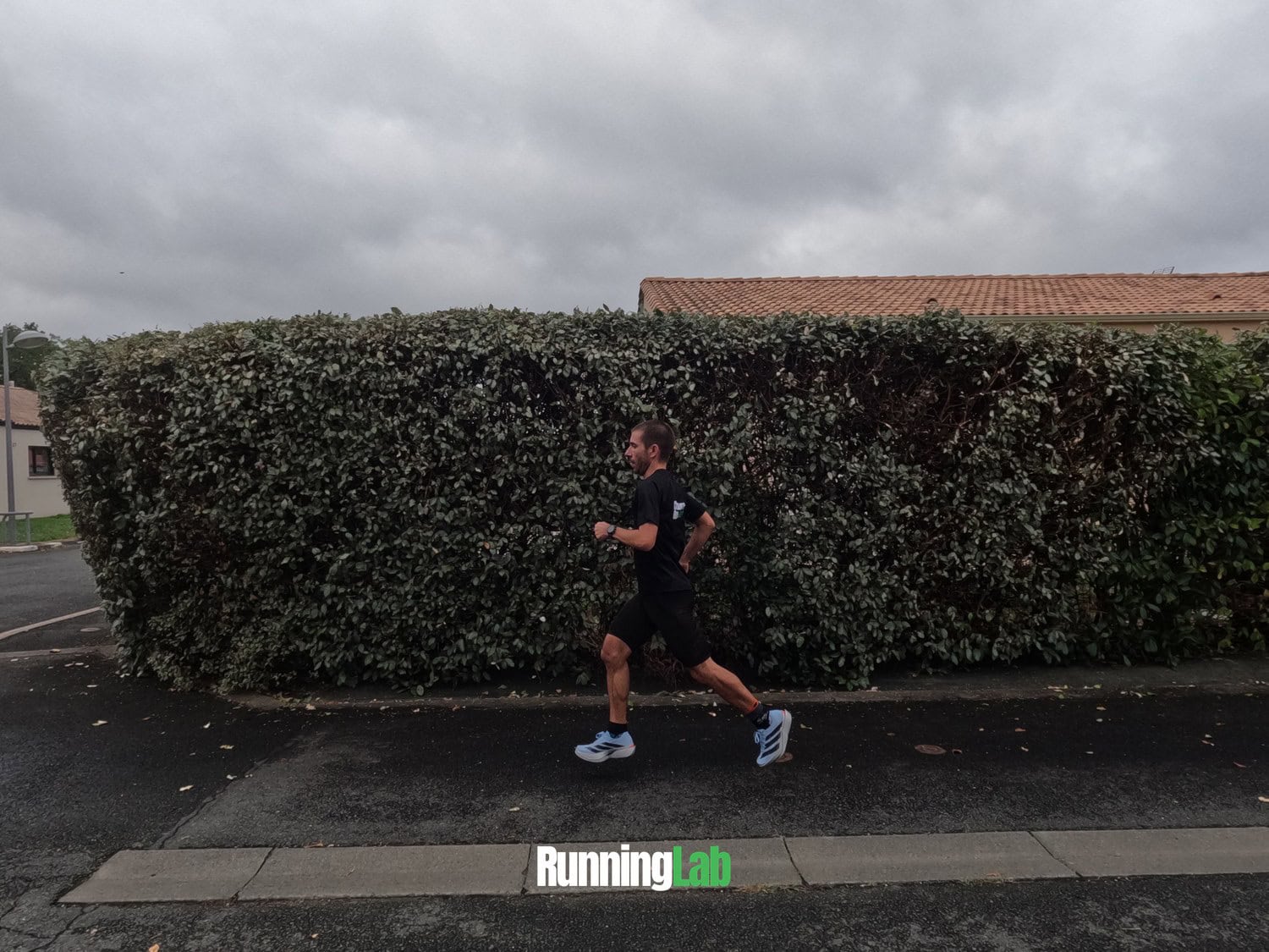 Julien en action sur route avec les Adidas Adios Pro 5