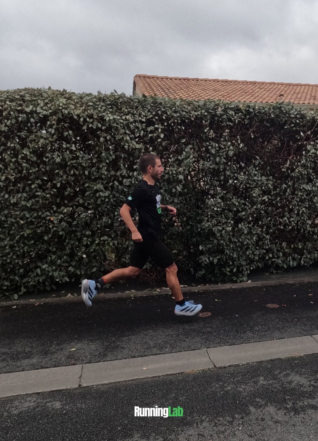 Julien en pleine foulée avec les Adidas Adios Pro 5