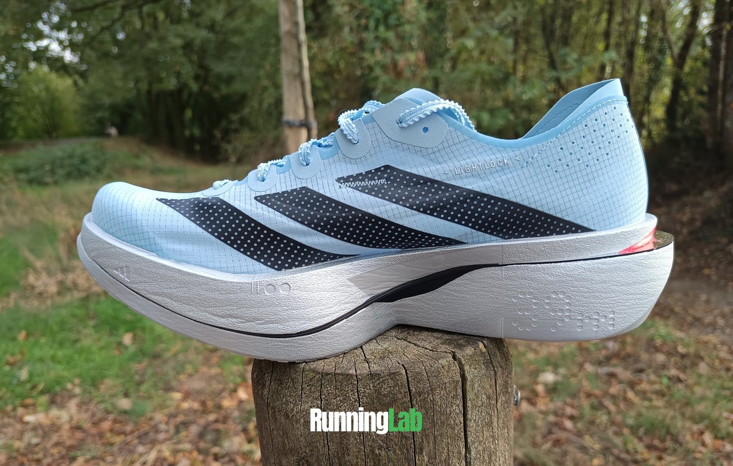 Adidas Adios Pro 5 vue de profil avec ses trois bandes