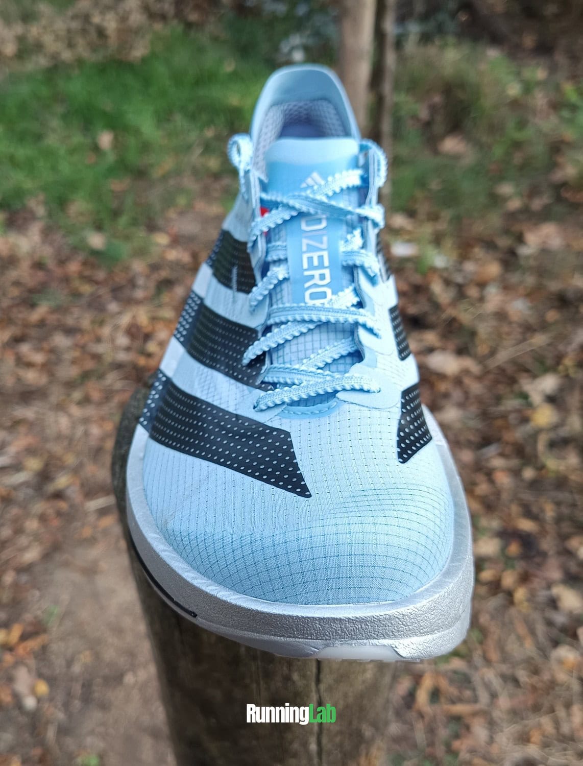 Adidas Adios Pro 5 vue de face, avec la base au niveau du médio-pied