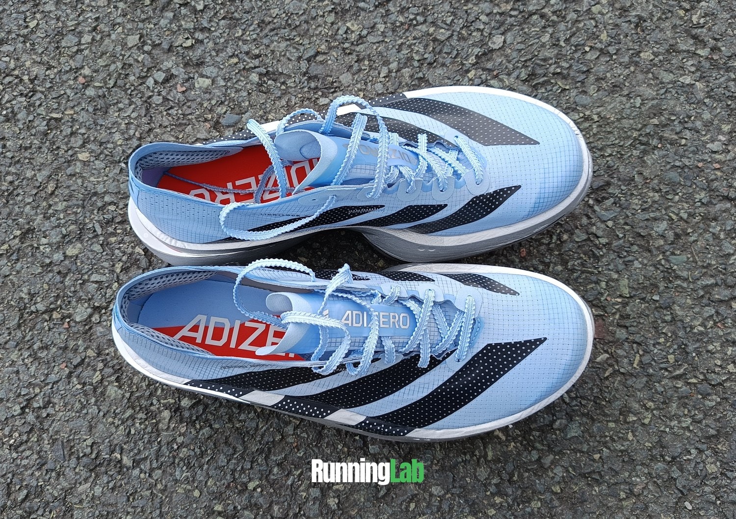 Paire d'Adidas Adios Pro 5 vue de dessus sur l'asphalte