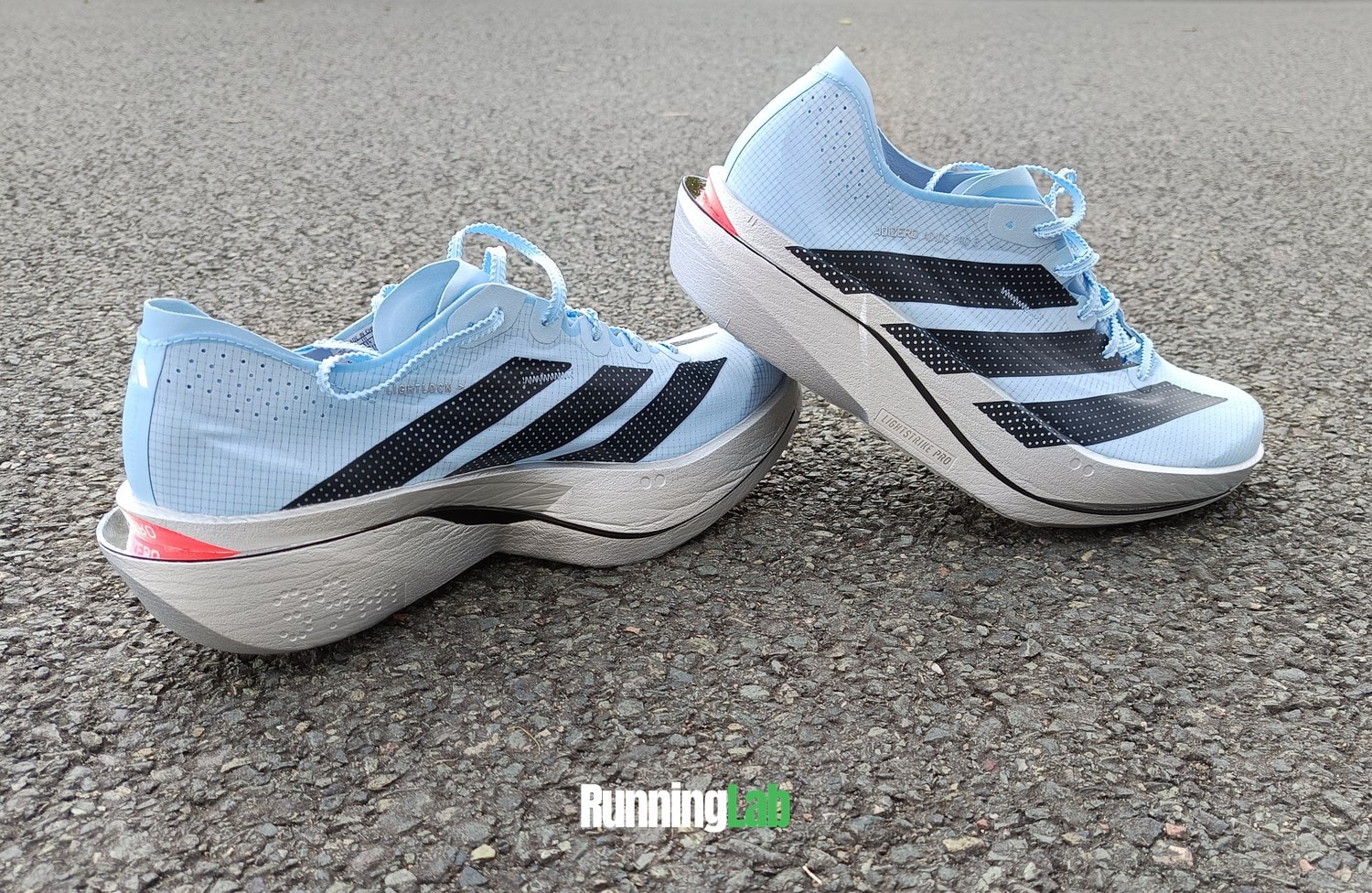 Paire d'Adidas Adios Pro 5 sur la route, avec la semelle incurvée