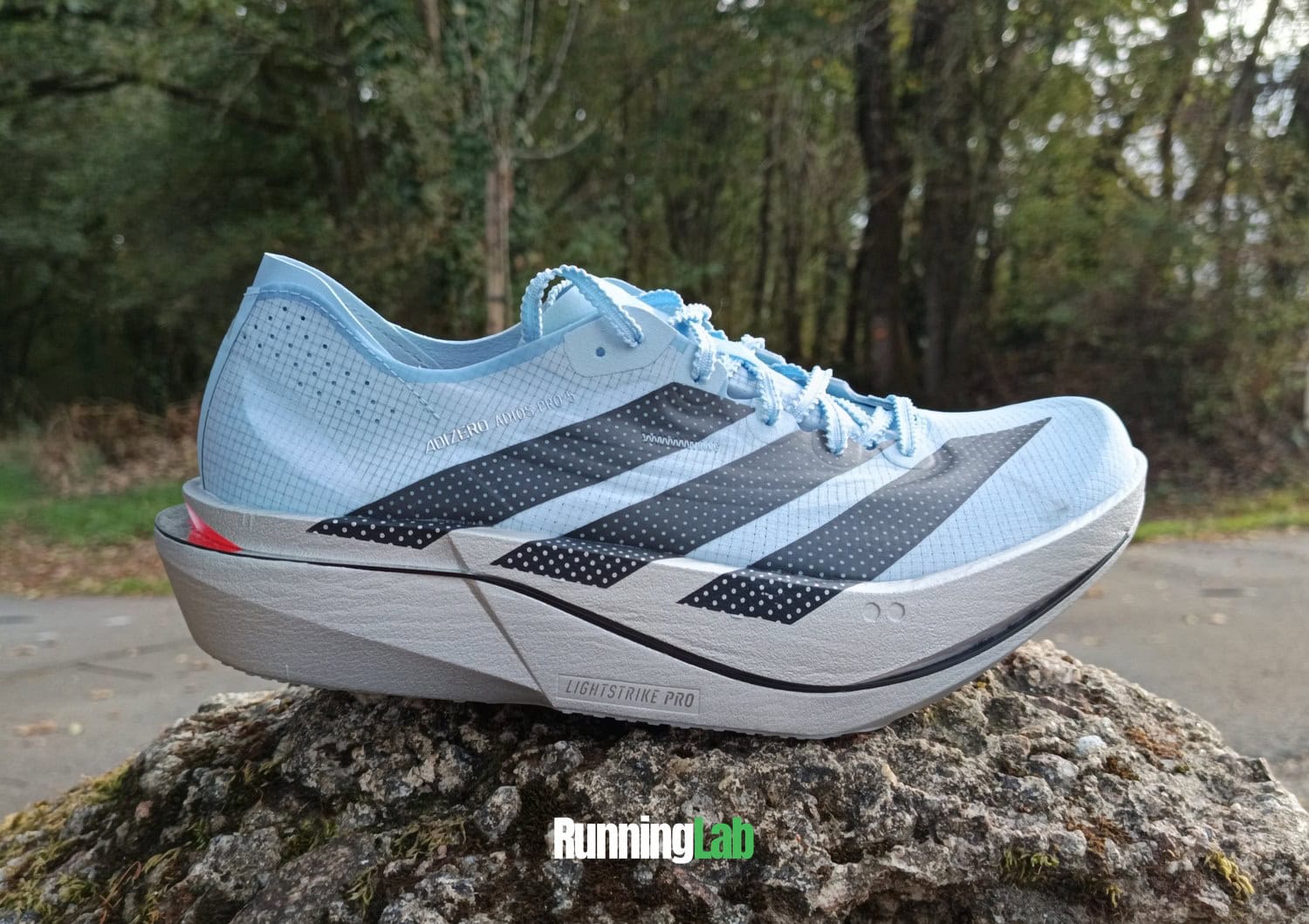 Adidas Adios Pro 5 de profil avec la semelle intermédiaire Lightstrike Pro