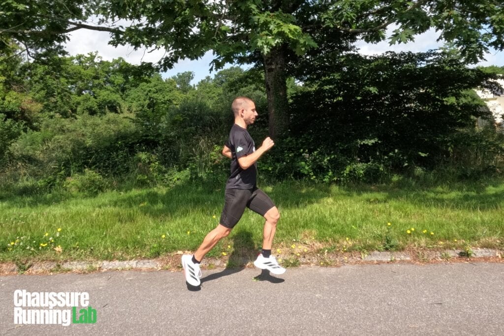 coureur portant Adidas Adizero Boston 13