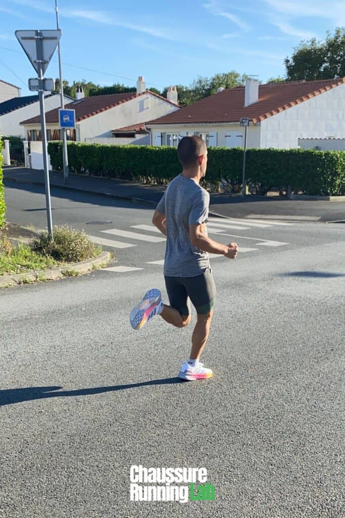 coureur portant Adidas Ultraboost 5