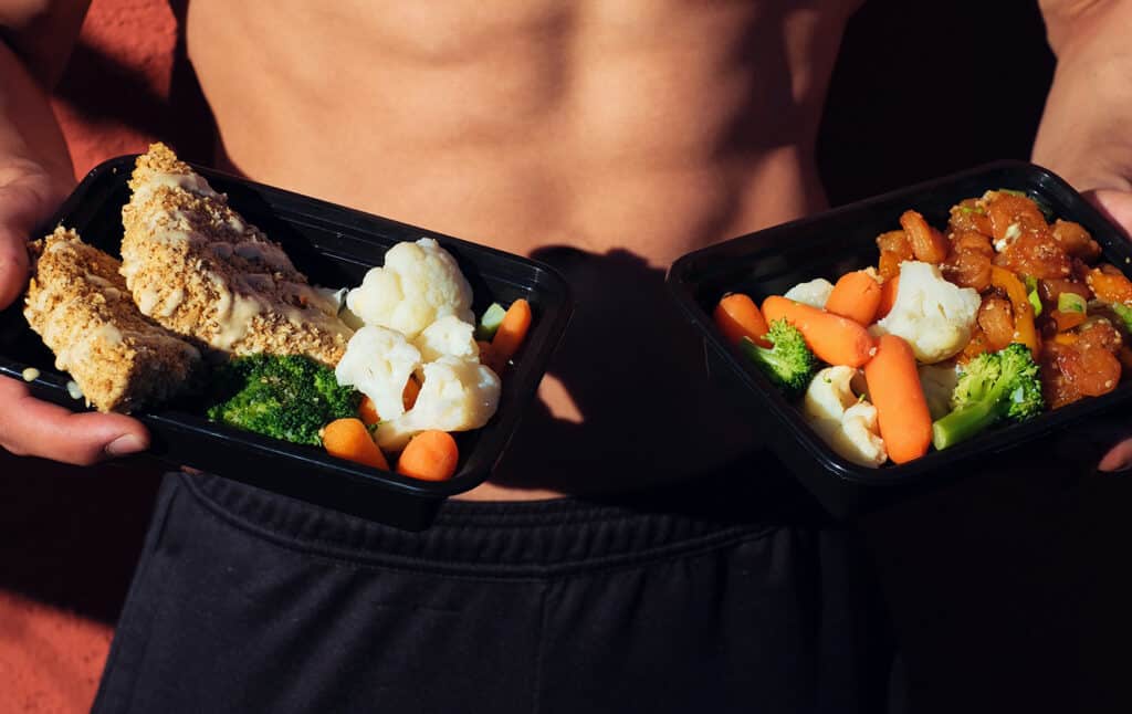 athlète tenant des bols d'aliments riches en protéines pour augmenter son métabolisme