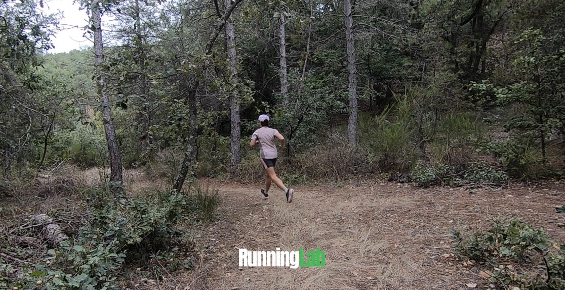 Alecsa en course dans les bois avec l'Asics Blazeblast